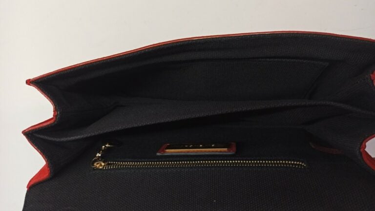 GIVENCHY (Automne-hiver 2003) - SAC "The Rebel" en cuir et daim vermillon, garn…
