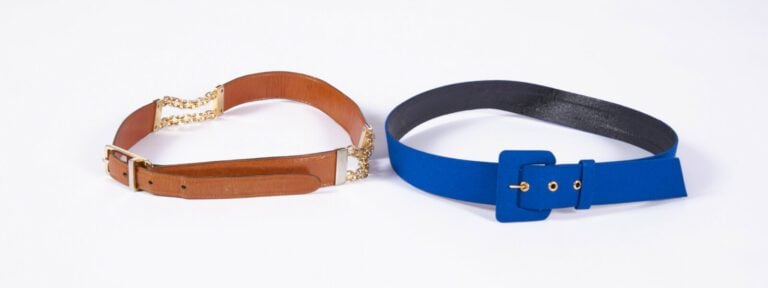 GIVENCHY, RODO - DEUX CEINTURES en crêpe bleu électrique, cuir naturel et métal…