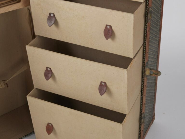 GOYARD, circa 1945/50 - MALLE ARMOIRE en Goyardine, cuir loziné, hêtre, garnitu…