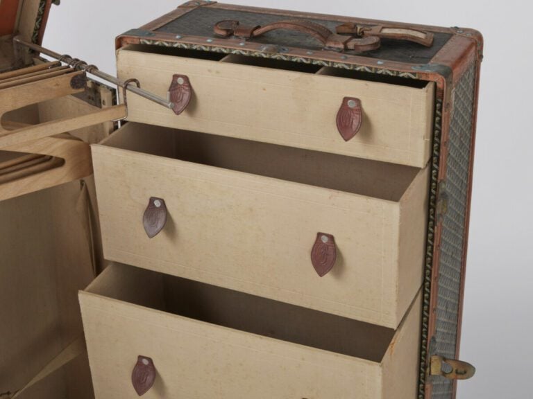 GOYARD, circa 1945/50 - MALLE ARMOIRE en Goyardine, cuir loziné, hêtre, garnitu…