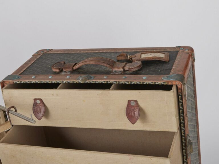 GOYARD, circa 1945/50 - MALLE ARMOIRE en Goyardine, cuir loziné, hêtre, garnitu…