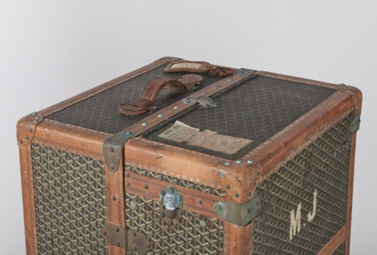 GOYARD, circa 1945/50 - MALLE ARMOIRE en Goyardine, cuir loziné, hêtre, garnitu…
