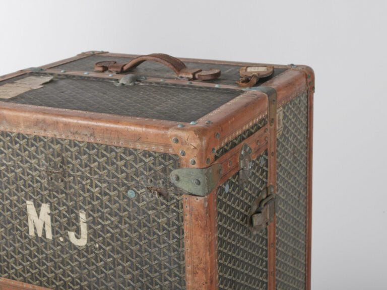 GOYARD, circa 1945/50 - MALLE ARMOIRE en Goyardine, cuir loziné, hêtre, garnitu…