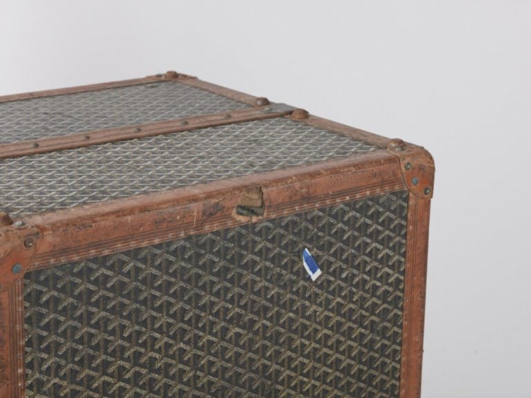 GOYARD, circa 1945/50 - MALLE ARMOIRE en Goyardine, cuir loziné, hêtre, garnitu…