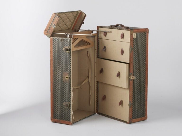 GOYARD, circa 1945/50 - MALLE ARMOIRE en Goyardine, cuir loziné, hêtre, garnitu…