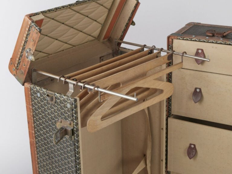 GOYARD, circa 1945/50 - MALLE ARMOIRE en Goyardine, cuir loziné, hêtre, garnitu…