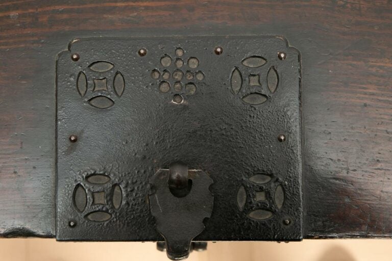 GRAND COFFRE A MONNAIE EN BOIS, DONKWE - Corée, Dynastie Yi / Joséon / Choséon,…