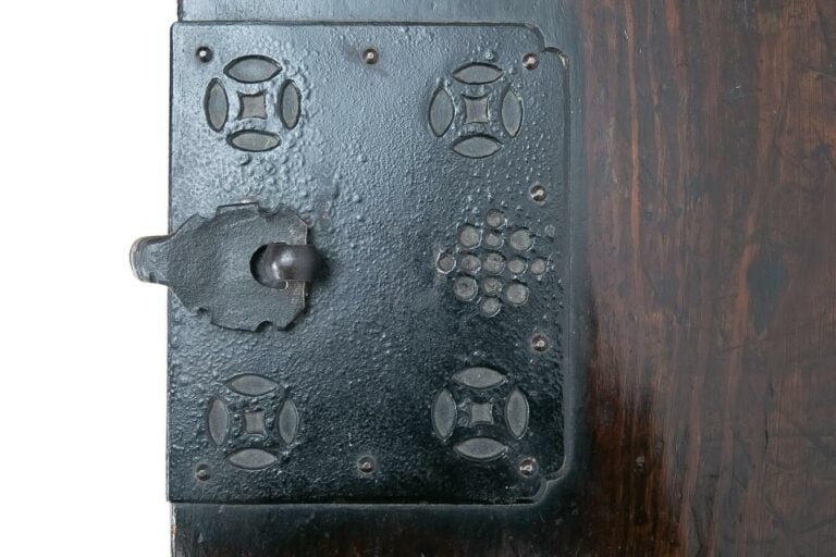 GRAND COFFRE A MONNAIE EN BOIS, DONKWE - Corée, Dynastie Yi / Joséon / Choséon,…
