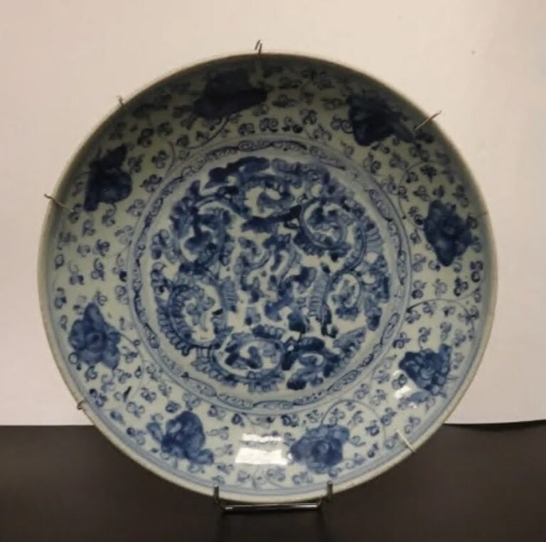 GRAND PLAT EN PORCELAINE BLEU BLANC - Chine, fin Ming - Décor floral - (usures,…
