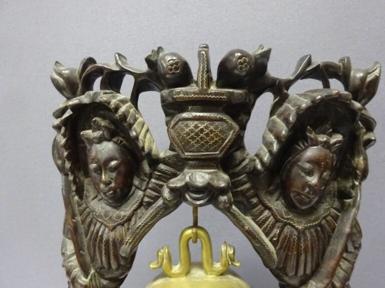 GRANDE CLOCHE DE TEMPLE AVEC SON SUPPORT EN BOIS A L'EFFIGIE DE DEUX FEMMES - V…