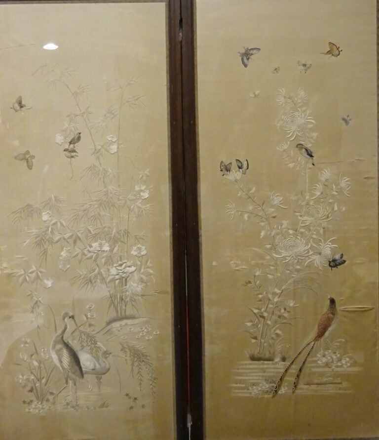 GRANDE PAIRE DE PANNEAUX DE SOIE BRODES - Chine - Oiseaux et bambouseraie - Off…