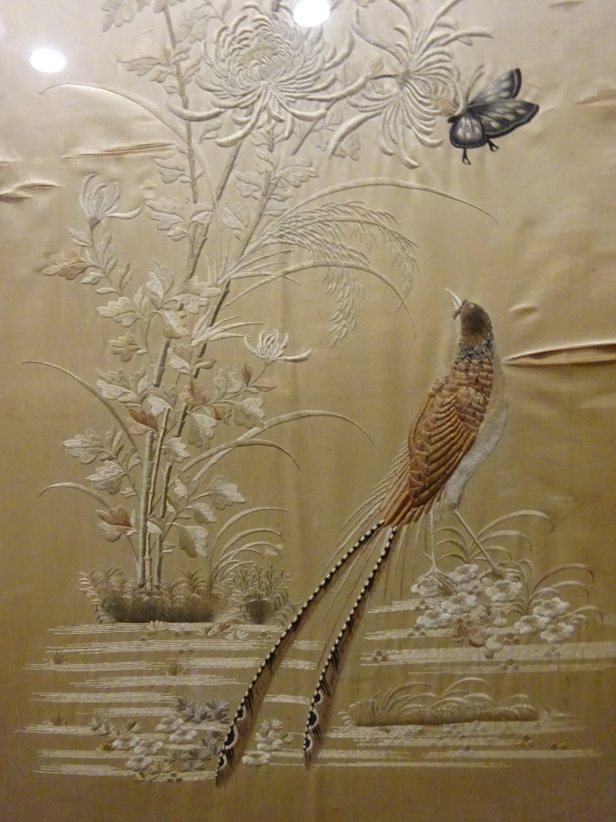 GRANDE PAIRE DE PANNEAUX DE SOIE BRODES - Chine - Oiseaux et bambouseraie - Off…