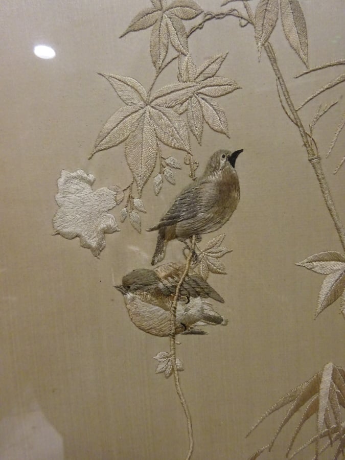 GRANDE PAIRE DE PANNEAUX DE SOIE BRODES - Chine - Oiseaux et bambouseraie - Off…