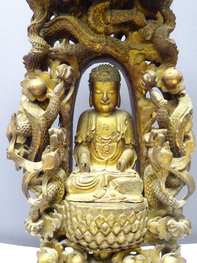 GRANDE SCULPTURE EN BOIS SCULPTE FORMANT AUTEL - Chine, XVIIIe - Important grou…