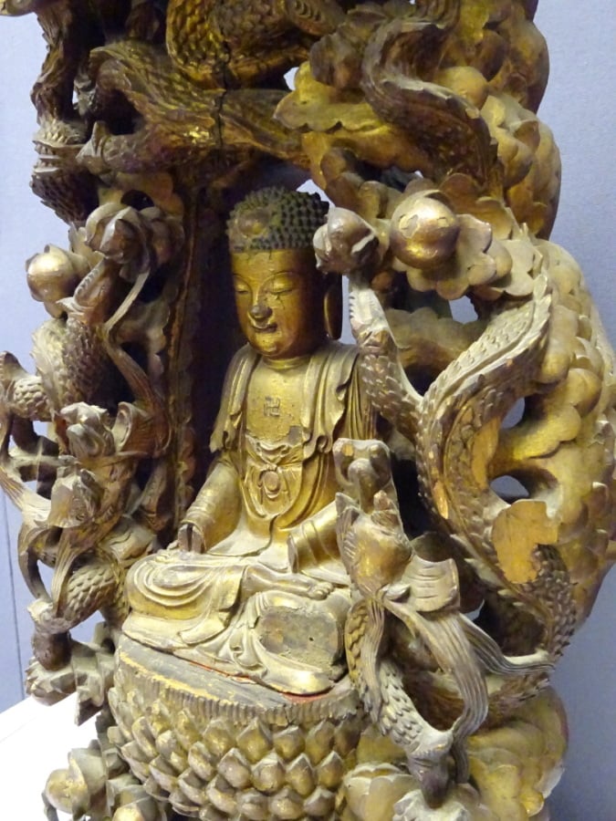 GRANDE SCULPTURE EN BOIS SCULPTE FORMANT AUTEL - Chine, XVIIIe - Important grou…