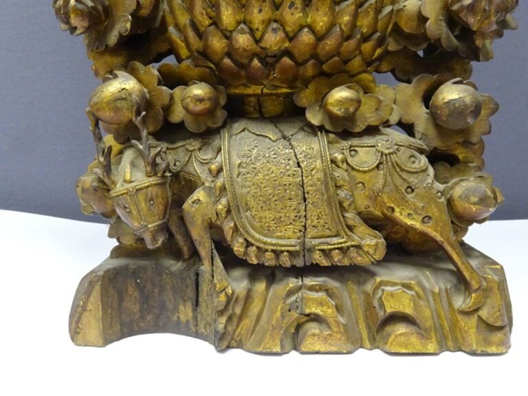 GRANDE SCULPTURE EN BOIS SCULPTE FORMANT AUTEL - Chine, XVIIIe - Important grou…