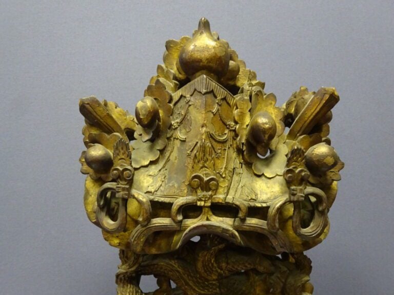 GRANDE SCULPTURE EN BOIS SCULPTE FORMANT AUTEL - Chine, XVIIIe - Important grou…