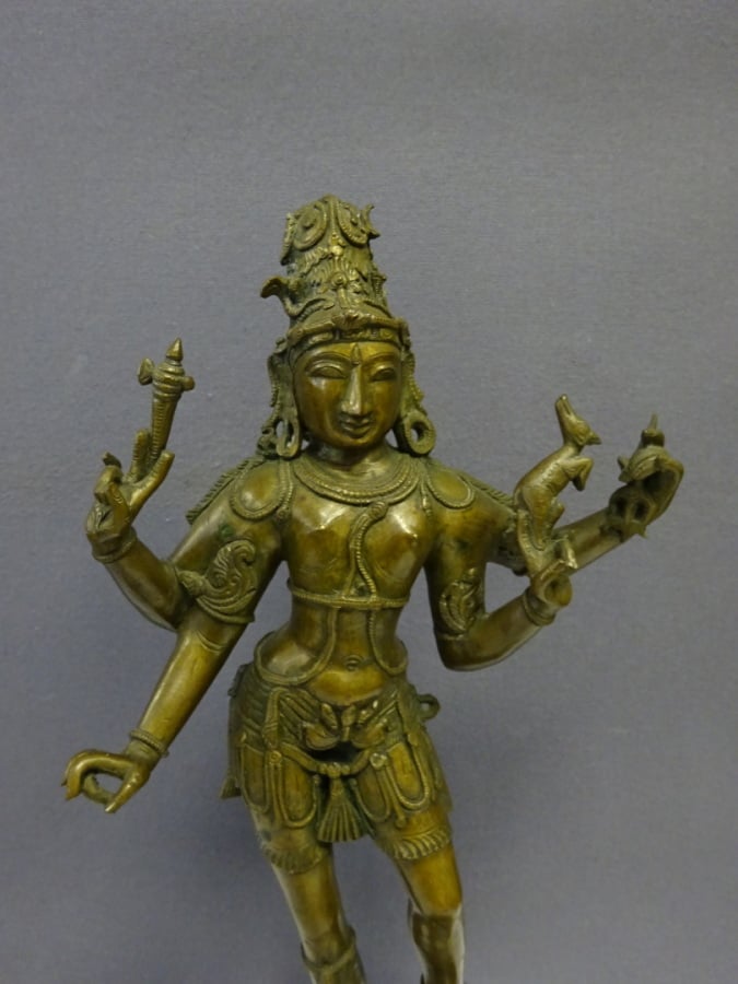 GRANDE STATUE EN BRONZE DEESSE AUX QUATRE BRAS - Inde. - (manque, restauration)…