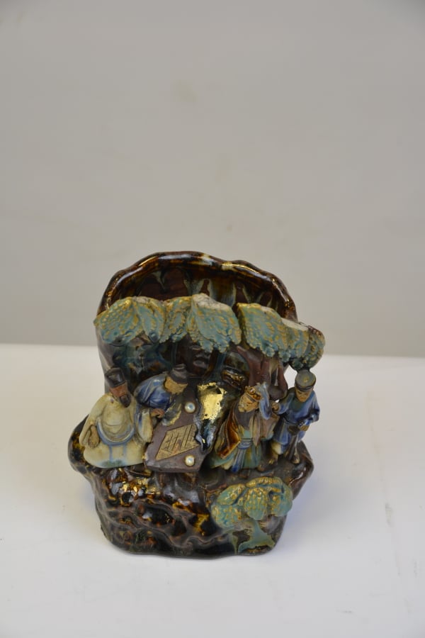 GROUPE FORMANT VASE EN GRES EMAILLE POLYCHROME, SHIWAN - Chine, - Décor en reli…