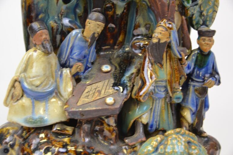 GROUPE FORMANT VASE EN GRES EMAILLE POLYCHROME, SHIWAN - Chine, - Décor en reli…