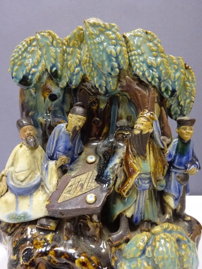 GROUPE FORMANT VASE EN GRES EMAILLE POLYCHROME, SHIWAN - Chine, - Décor en reli…
