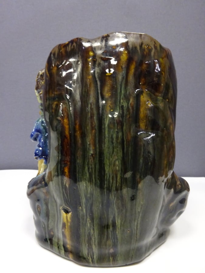 GROUPE FORMANT VASE EN GRES EMAILLE POLYCHROME, SHIWAN - Chine, - Décor en reli…
