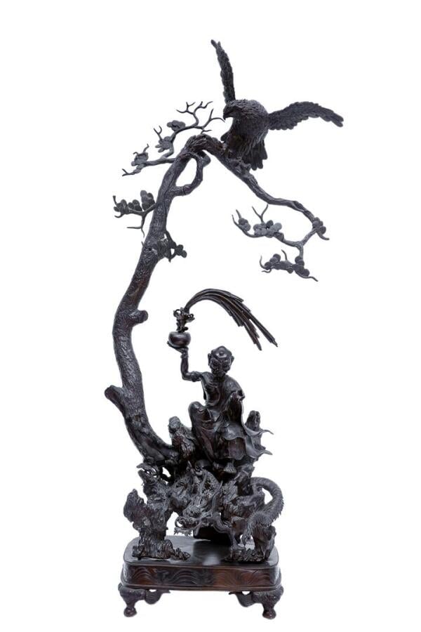 GROUPE MONUMENTAL EN REGULE A L'EFFIGIE D'UN RAKAN MAITRISANT LE DRAGON - Japon…