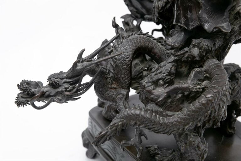 GROUPE MONUMENTAL EN REGULE A L'EFFIGIE D'UN RAKAN MAITRISANT LE DRAGON - Japon…