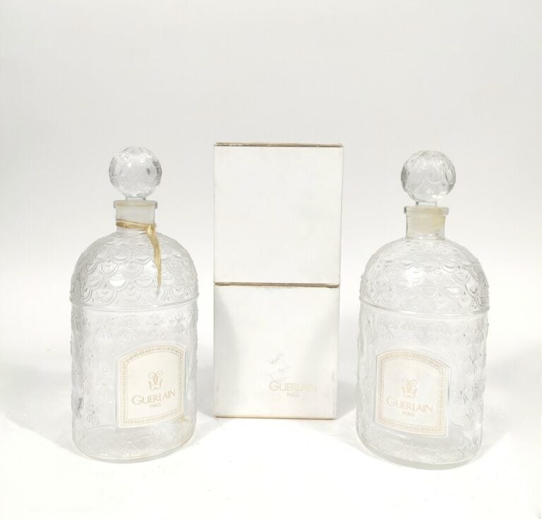 GUERLAIN. Deux grands flacons (un dans un coffret) - Hauteur : 26 cm