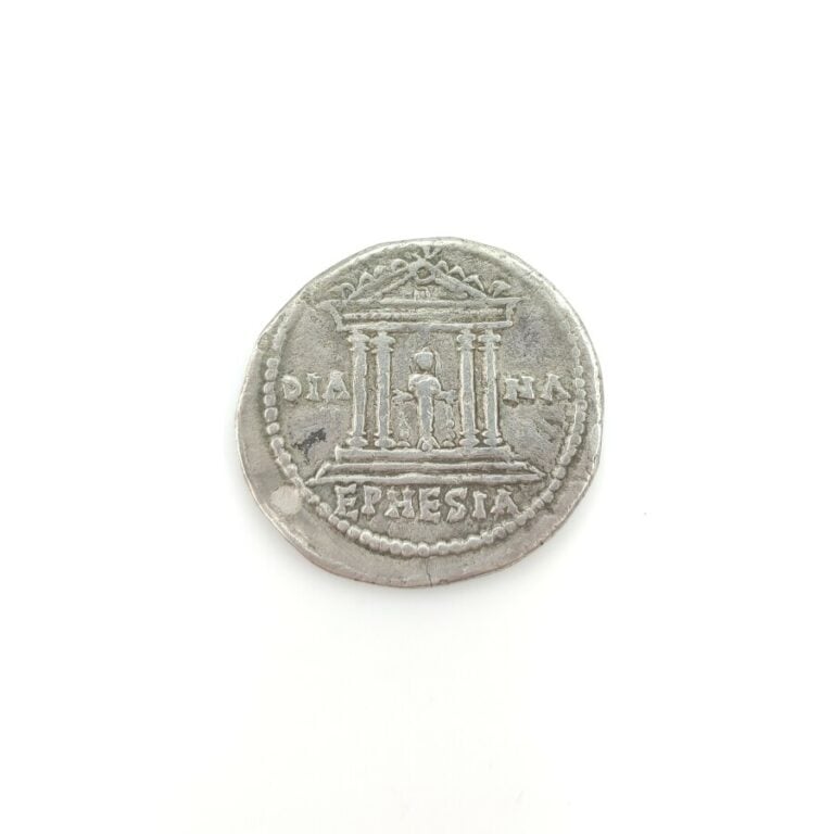 Hadrien (117-138). Ephèse. Cistophore au temple au temple de Diane, c. 128-129,…