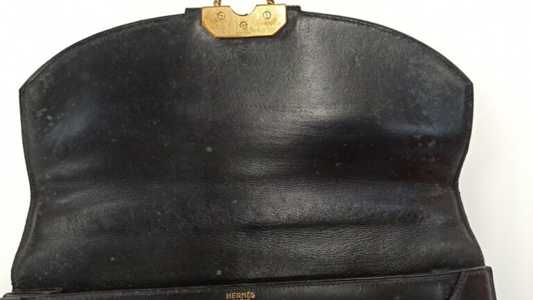 HERMÈS - 1960s - SAC "Cordelière" en box noir, garnitures métal plaqué or - 28…