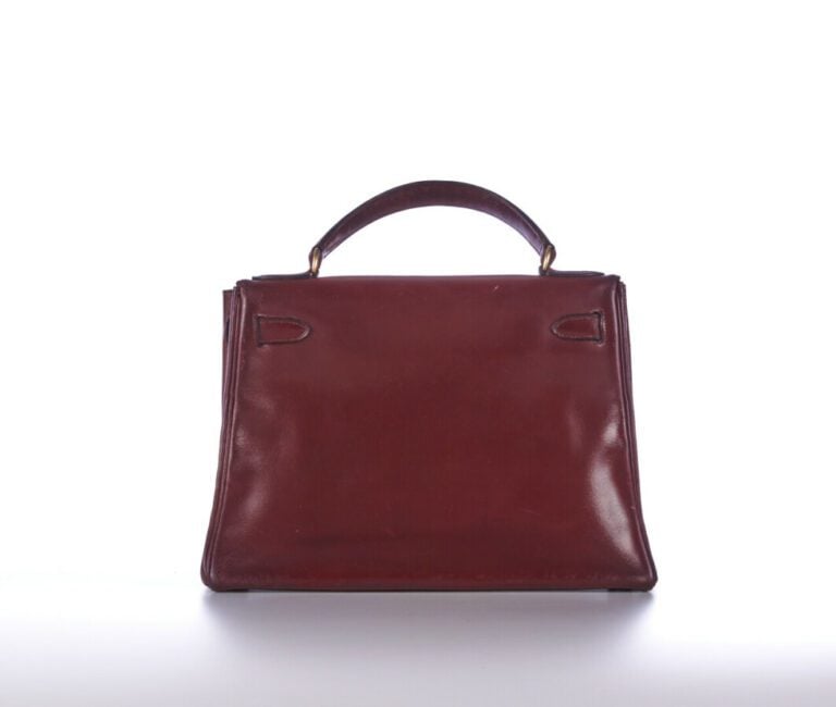 HERMÈS - 1962 - SAC "Kelly" 28 cm en box bordeaux, garnitures métal plaqué or -…