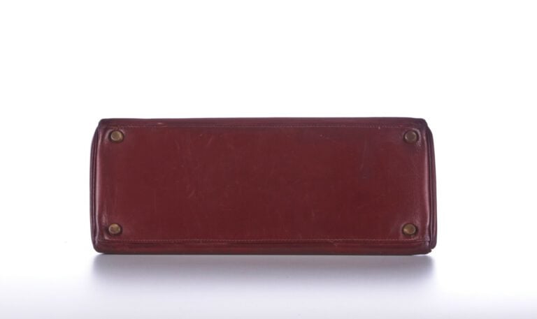 HERMÈS - 1962 - SAC "Kelly" 28 cm en box bordeaux, garnitures métal plaqué or -…