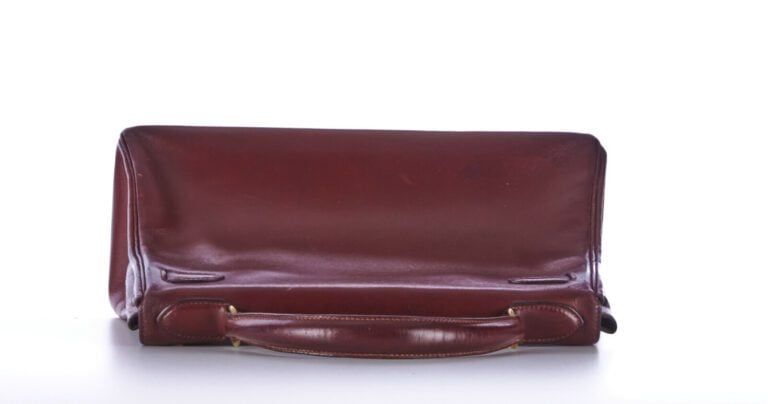 HERMÈS - 1962 - SAC "Kelly" 28 cm en box bordeaux, garnitures métal plaqué or -…