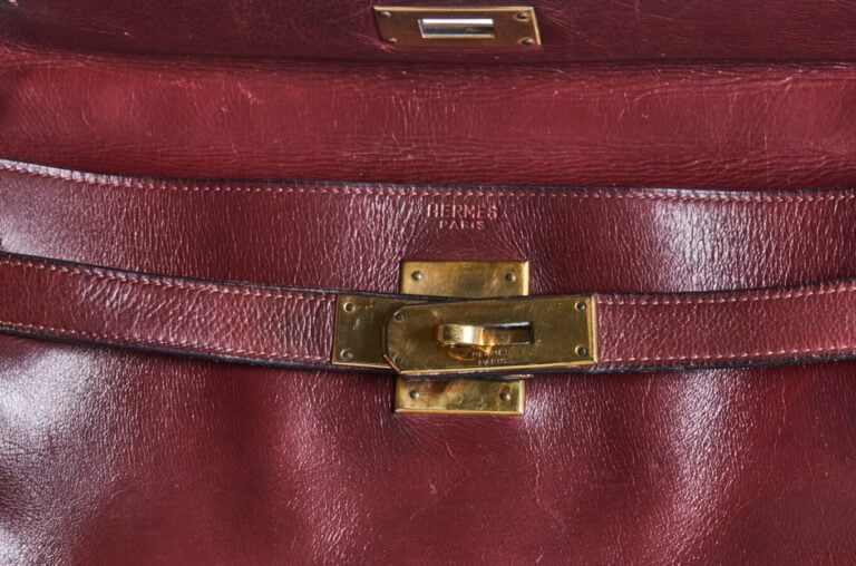 HERMÈS - 1962 - SAC "Kelly" 28 cm en box bordeaux, garnitures métal plaqué or -…