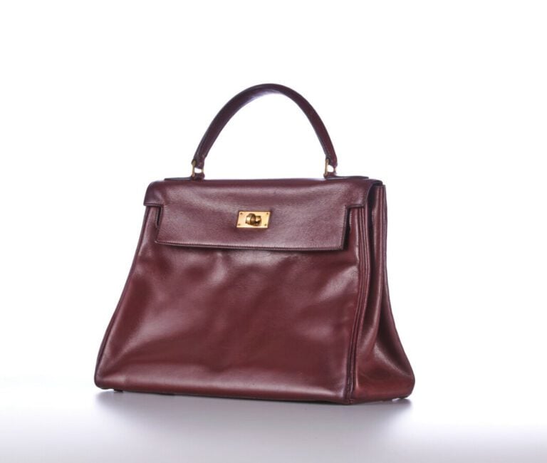 HERMÈS - 1962 - SAC "Kelly" 28 cm en box bordeaux, garnitures métal plaqué or -…
