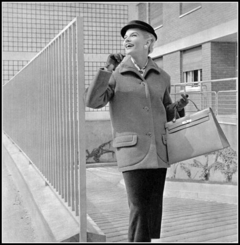 HERMÈS - 1962 - SAC "Kelly" 28 cm en box bordeaux, garnitures métal plaqué or -…