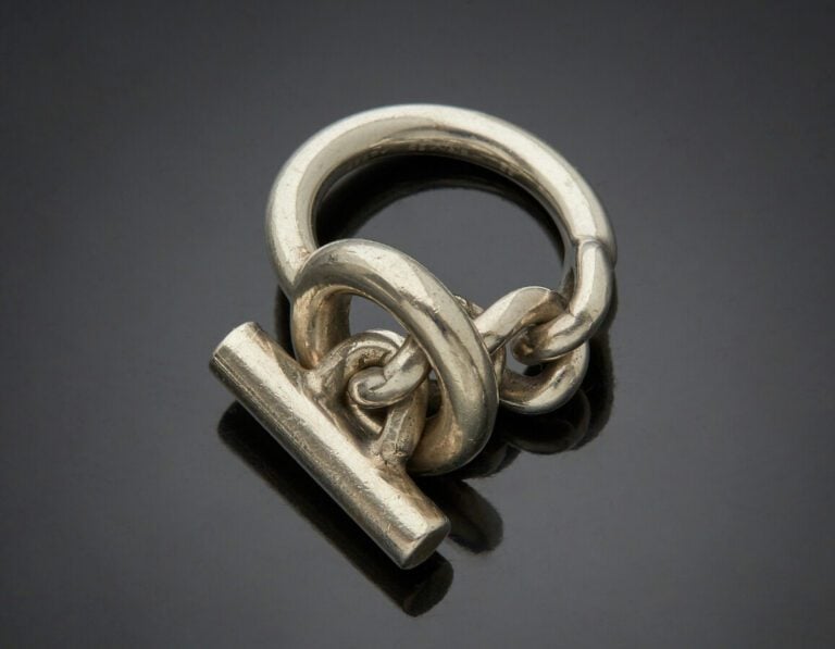 HERMES - BAGUE "Croisette", grand modèle, en argent (925). - Signée HERMES. - D…