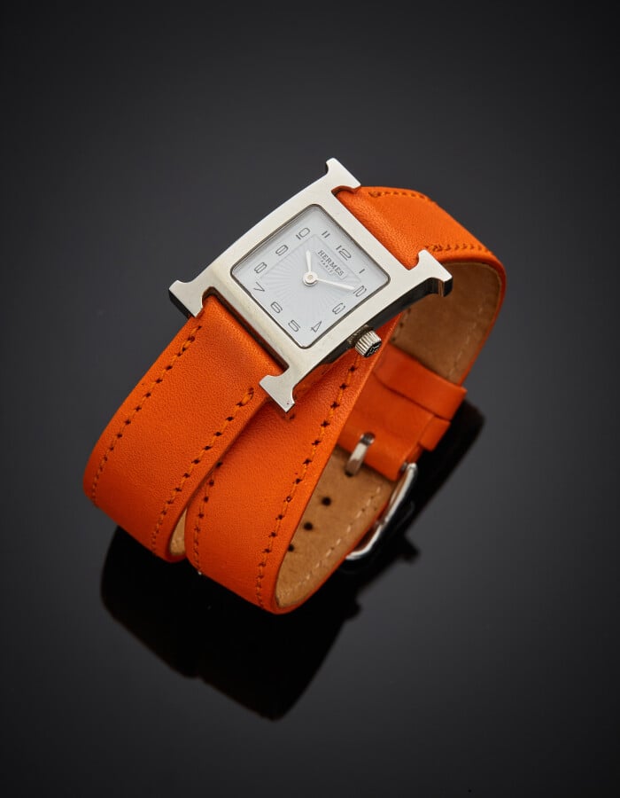HERMES - BRACELET MONTRE carrée de dame, petit modèle « Heure H » en acier. Cad…
