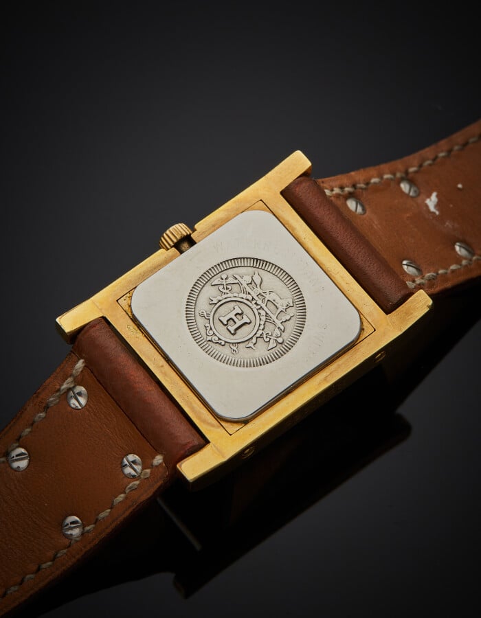 HERMES - BRACELET MONTRE modèle « Médor », carrée en métal doré à trois motifs…
