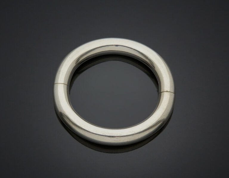 HERMES - BRACELET tubulaire "Lima" en argent (925) uni. Fermoir aimanté. Légère…