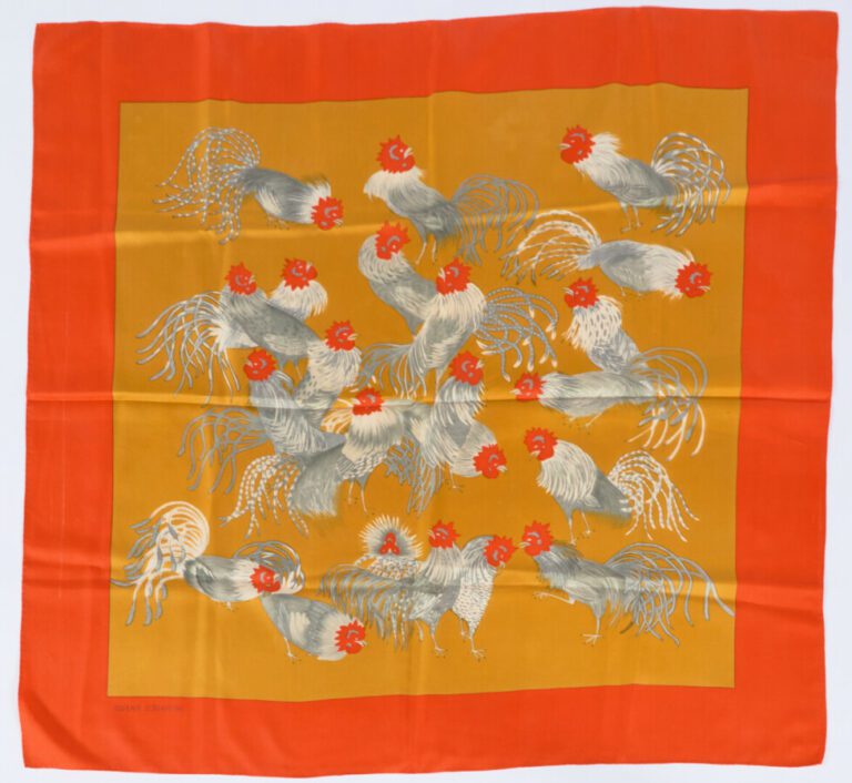 HERMÈS - CARRÉ en twill de soie imprimé à décor de coqs - 90 x 90 cm - (mini sa…