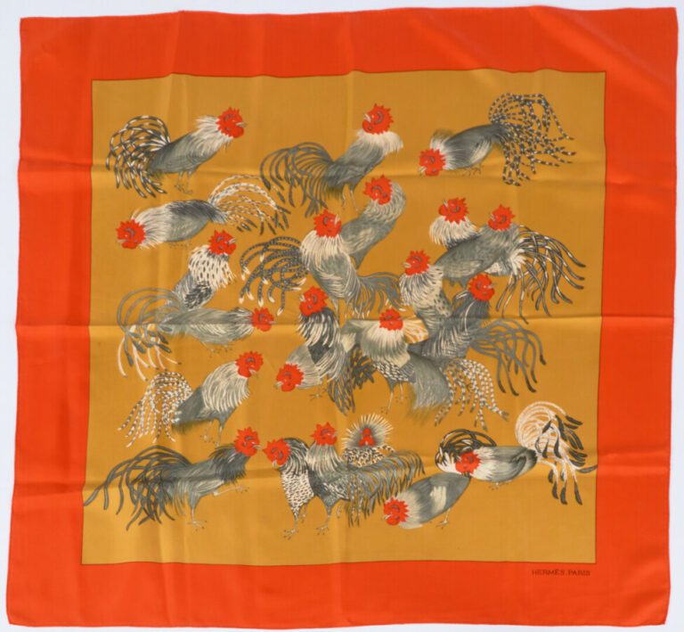 HERMÈS - CARRÉ en twill de soie imprimé à décor de coqs - 90 x 90 cm - (mini sa…