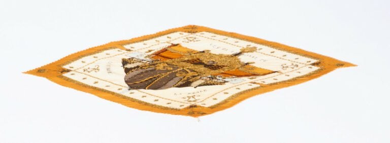 HERMÈS - CARRÉ plissé en twill de soie imprimé titré "Vue du Carrosse - La galè…