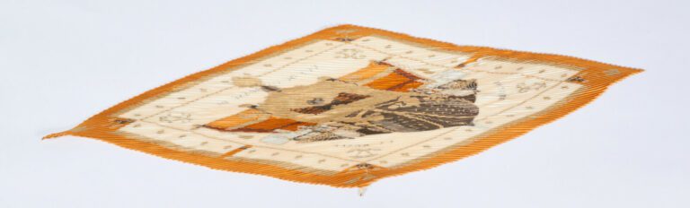 HERMÈS - CARRÉ plissé en twill de soie imprimé titré "Vue du Carrosse - La galè…