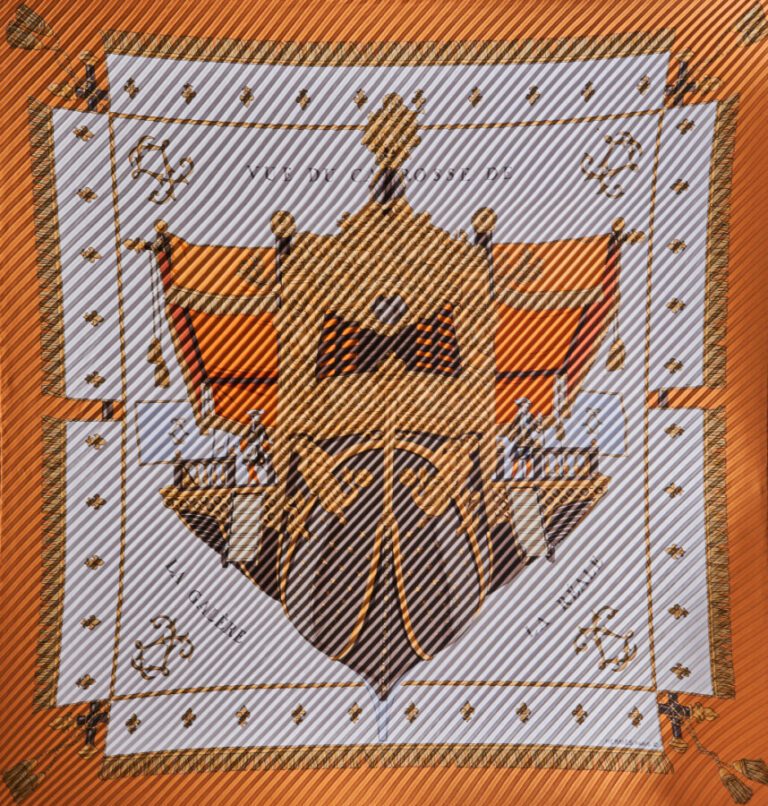 HERMÈS - CARRÉ plissé en twill de soie imprimé titré "Vue du Carrosse - La galè…