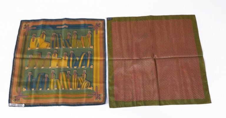 HERMÈS - DEUX POCHETTES en soie imprimée - (mini salissures)