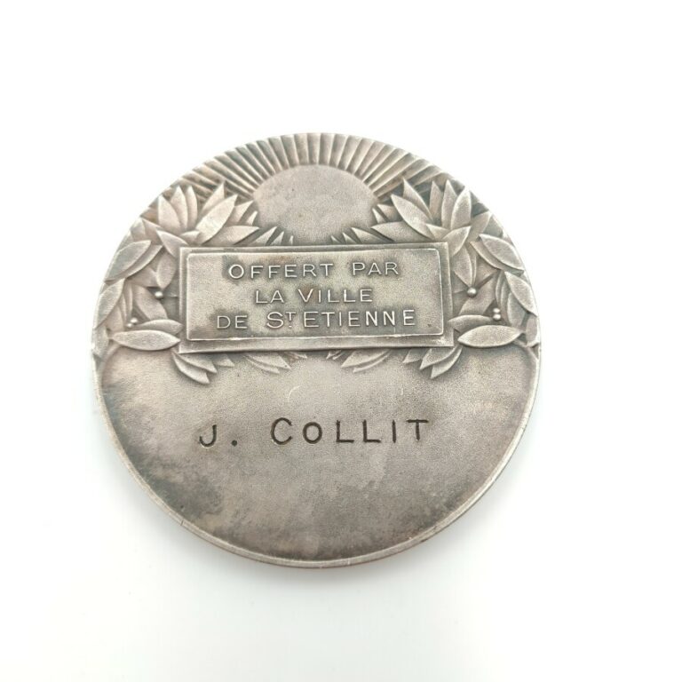 IIIe République (1870-1940). Médaille Art-Déco en bronze argenté sur flan mat,…