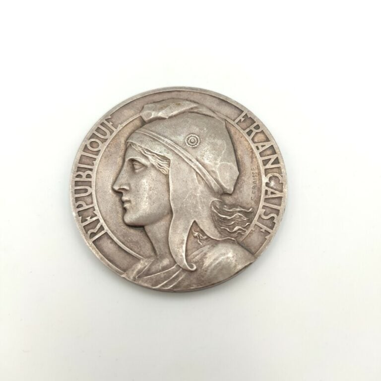 IIIe République (1870-1940). Médaille Art-Déco en bronze argenté sur flan mat,…