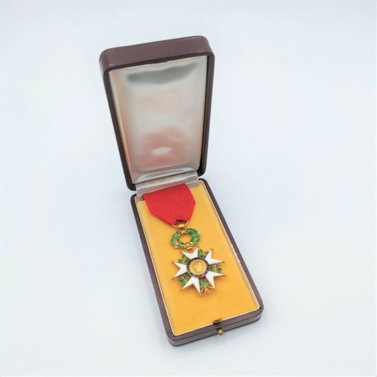 IIIe République. Ordre de la Légion d'Honneur. Étoile de Chevalier en or et éma…